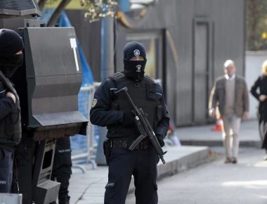 Οδηγός έριξε το αυτοκίνητό του πάνω σε πεζούς στην Κωνσταντινούπολη! (βίντεο)